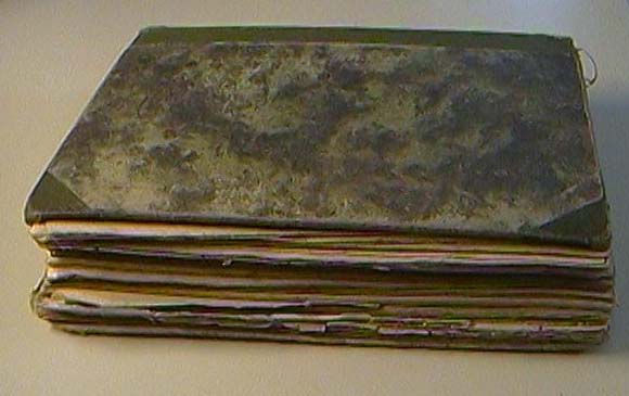 Buchreparatur
im BuchbindeAtelier . Kochinke